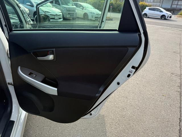 プリウス Ｓ　保証１年　修復歴無し　後期型　走行９．３万ｋ　ディーラー点検車　ＳＤナビ　ＡＵＸ　ワンセグＴＶ　バックカメラ　ＥＴＣ　車両取説　業者内装クリーニング　スマートキー　２０２１年製ダンロップスタッドレス（53枚目）