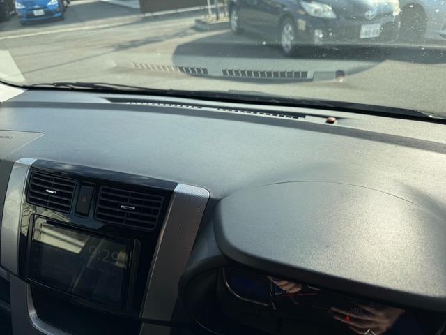 あちがちなダッシュボード上の糊跡などもありません。