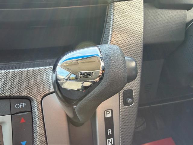 汚れがちなシフトノブも綺麗にしました。