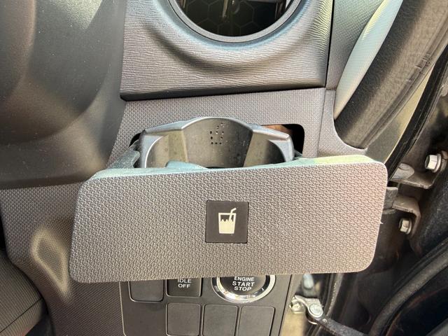 運転席にドリンクホルダーもついており、ドライブスルーも楽々です！