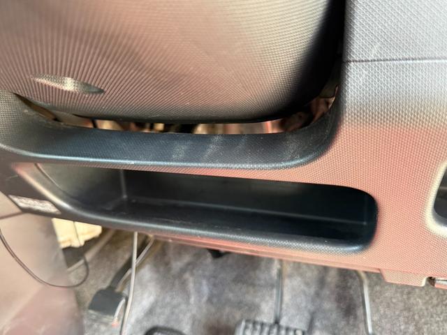 ハンドル下にも小物入れがあります。