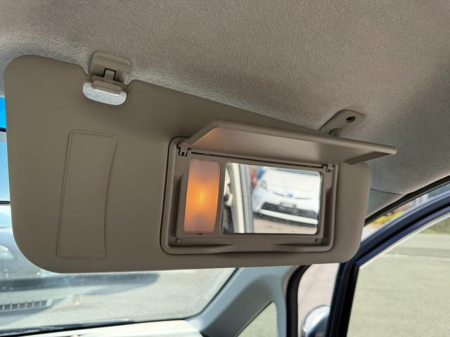 運転席の鏡はよく、ファンデーションの跡がつきがちですが、綺麗です。