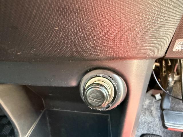 便利な位置にシガーソケットもついております！