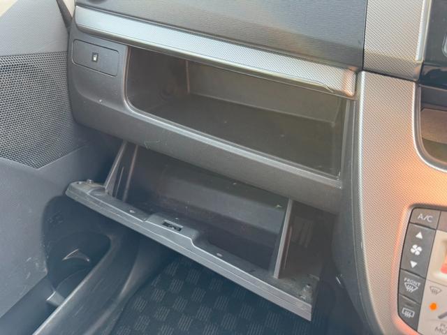 グローブボックスも広々で室内が散らかりません！