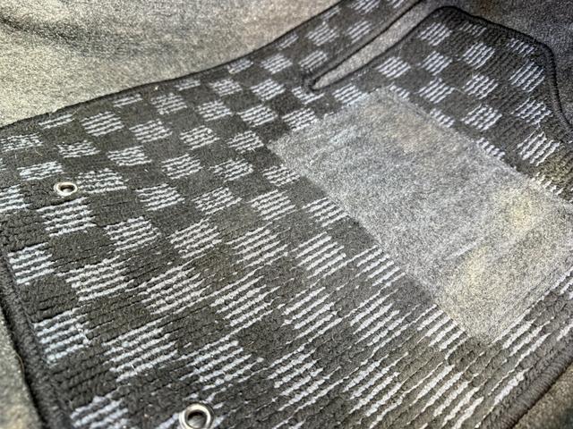当店ではフロアマットは一度外し高圧洗浄にてクリーニング済です。