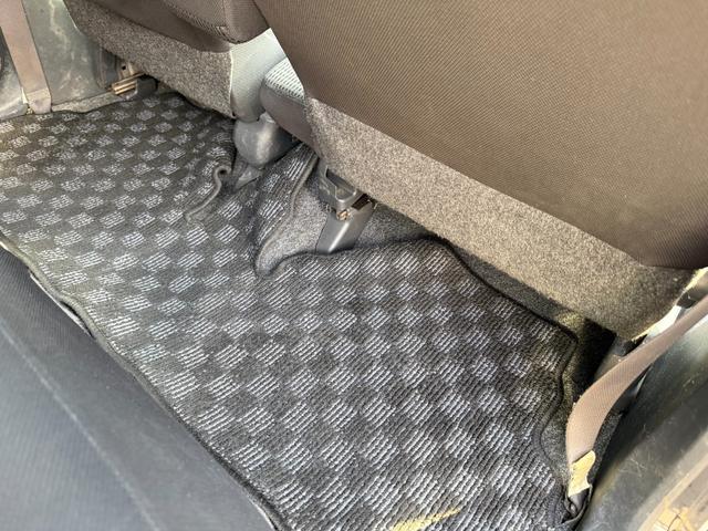 リアのフロアマットも同様です。