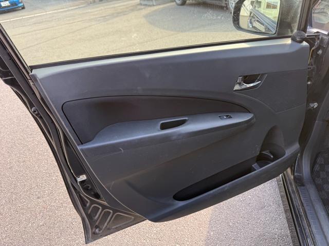 人が乗り降りしがちな助手席内装も、足跡などもなく綺麗だと思います。