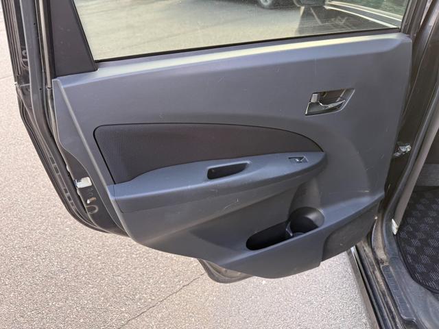 お子様が乗りがちな助手席リアドア内装も手垢や汚れなどありませんでした