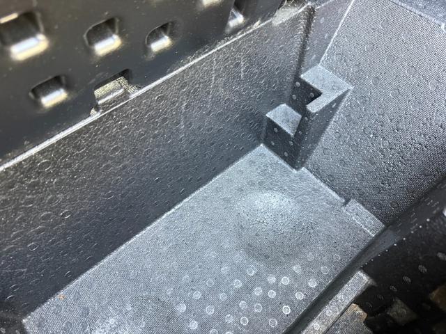 トランク下にも収納があります。