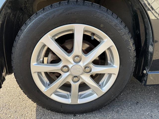 純正１４インチホイールを履いております。タイヤはブリヂストンスタッドレスタイヤです。