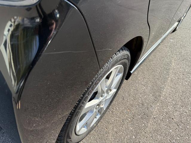 リアバンパー角付近に薄い線キズがありました。