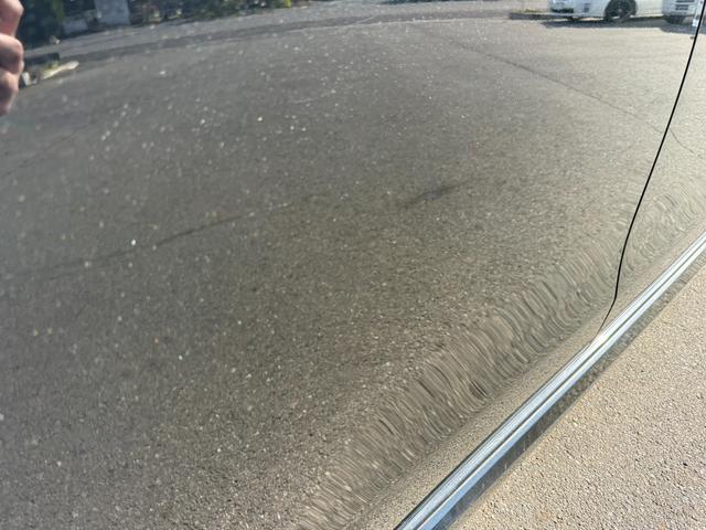 非常に見えにくいレベルではございますが、運転席側リアドアに薄いタッチペンの跡がありました。