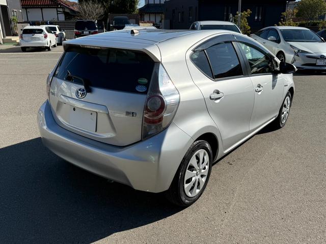 アクア Ｓ　保証１年　修復歴無し　走行２．３万キロ　定期点検記録簿　ＳＤナビ　Ｂｌｕｅｔｏｏｔｈ　ワンセグＴＶ　バックカメラ　車両取説　業者内装クリーニング　スマートキー　関東仕入サビ無　プッシュスタート（11枚目）