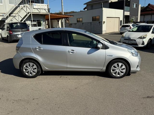 アクア Ｓ　保証１年　修復歴無し　走行２．３万キロ　定期点検記録簿　ＳＤナビ　Ｂｌｕｅｔｏｏｔｈ　ワンセグＴＶ　バックカメラ　車両取説　業者内装クリーニング　スマートキー　関東仕入サビ無　プッシュスタート（12枚目）