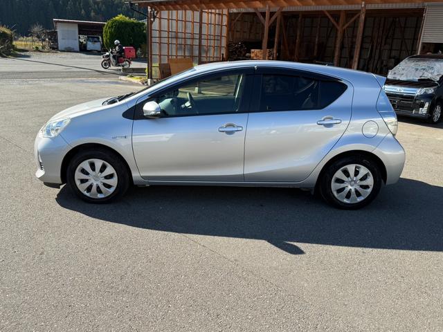 アクア Ｓ　保証１年　修復歴無し　走行２．３万キロ　定期点検記録簿　ＳＤナビ　Ｂｌｕｅｔｏｏｔｈ　ワンセグＴＶ　バックカメラ　車両取説　業者内装クリーニング　スマートキー　関東仕入サビ無　プッシュスタート（14枚目）