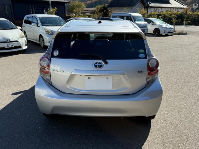 アクア Ｓ　保証１年　修復歴無し　走行２．３万キロ　定期点検記録簿　ＳＤナビ　Ｂｌｕｅｔｏｏｔｈ　ワンセグＴＶ　バックカメラ　車両取説　業者内装クリーニング　スマートキー　関東仕入サビ無　プッシュスタート（15枚目）