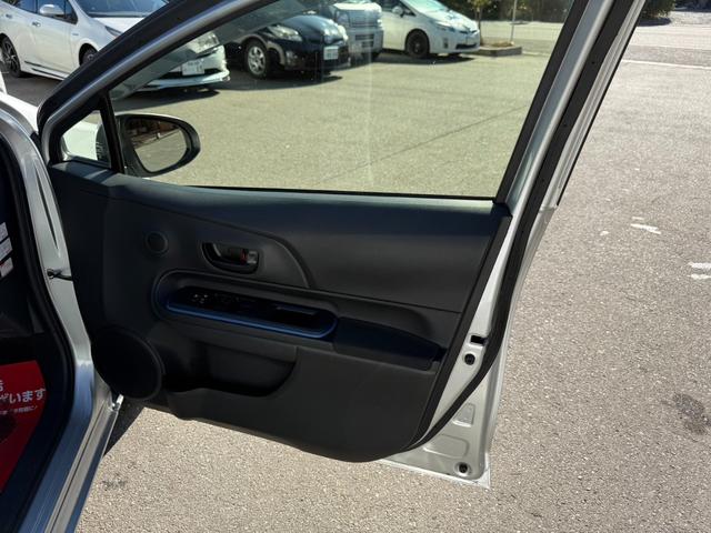 アクア Ｓ　保証１年　修復歴無し　走行２．３万キロ　定期点検記録簿　ＳＤナビ　Ｂｌｕｅｔｏｏｔｈ　ワンセグＴＶ　バックカメラ　車両取説　業者内装クリーニング　スマートキー　関東仕入サビ無　プッシュスタート（50枚目）