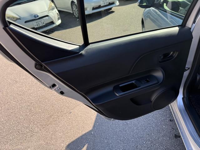 アクア Ｓ　保証１年　修復歴無し　走行２．３万キロ　定期点検記録簿　ＳＤナビ　Ｂｌｕｅｔｏｏｔｈ　ワンセグＴＶ　バックカメラ　車両取説　業者内装クリーニング　スマートキー　関東仕入サビ無　プッシュスタート（53枚目）