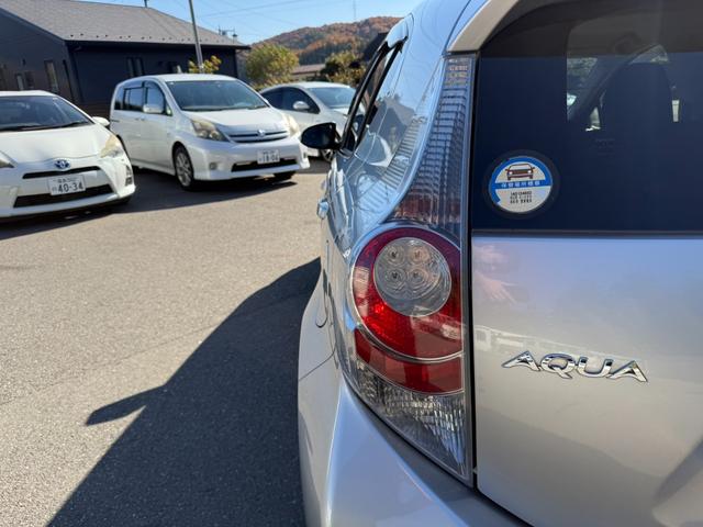 アクア Ｓ　保証１年　修復歴無し　走行２．３万キロ　定期点検記録簿　ＳＤナビ　Ｂｌｕｅｔｏｏｔｈ　ワンセグＴＶ　バックカメラ　車両取説　業者内装クリーニング　スマートキー　関東仕入サビ無　プッシュスタート（65枚目）