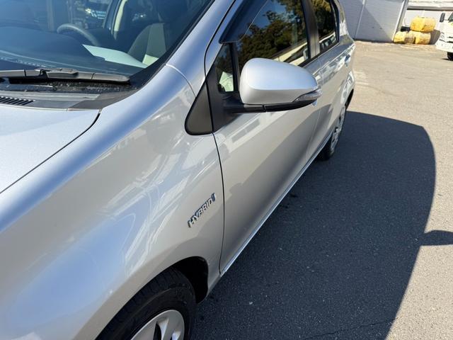 アクア Ｓ　保証１年　修復歴無し　走行２．３万キロ　定期点検記録簿　ＳＤナビ　Ｂｌｕｅｔｏｏｔｈ　ワンセグＴＶ　バックカメラ　車両取説　業者内装クリーニング　スマートキー　関東仕入サビ無　プッシュスタート（70枚目）