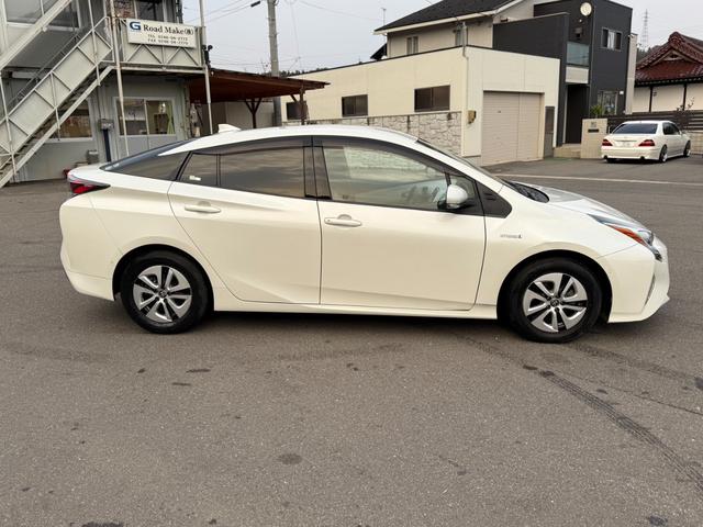 プリウス Ａ　保証１年　走行４．９万ｋ　ディーラー点検車　９インチＳＤナビ　Ｂｌｕｅｔｏｏｔｈ　ＴＶ　バックカメラ　ＥＴＣ　業者内装クリーニング　リチウムイオンＨＶ　ブリヂストン夏タイヤ　ドラレコ　関東仕入サビ無し（12枚目）