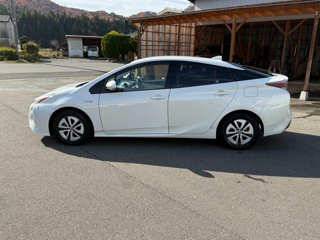 プリウス Ａ　保証１年　走行４．９万ｋ　ディーラー点検車　９インチＳＤナビ　Ｂｌｕｅｔｏｏｔｈ　ＴＶ　バックカメラ　ＥＴＣ　業者内装クリーニング　リチウムイオンＨＶ　ブリヂストン夏タイヤ　ドラレコ　関東仕入サビ無し（14枚目）