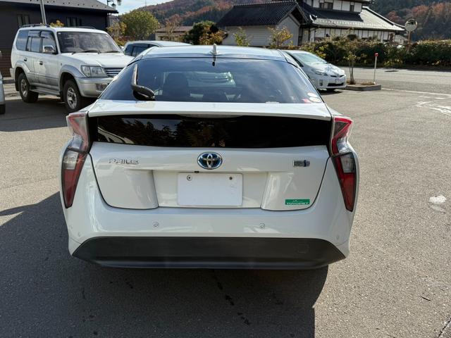 プリウス Ａ　保証１年　走行４．９万ｋ　ディーラー点検車　９インチＳＤナビ　Ｂｌｕｅｔｏｏｔｈ　ＴＶ　バックカメラ　ＥＴＣ　業者内装クリーニング　リチウムイオンＨＶ　ブリヂストン夏タイヤ　ドラレコ　関東仕入サビ無し（15枚目）