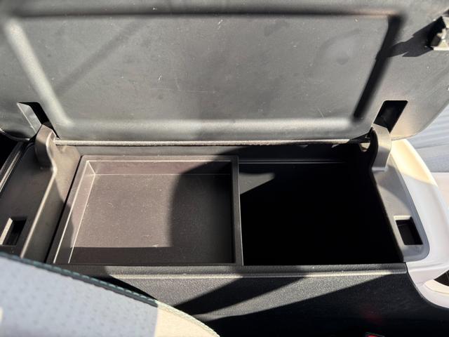 プリウス Ａ　保証１年　走行４．９万ｋ　ディーラー点検車　９インチＳＤナビ　Ｂｌｕｅｔｏｏｔｈ　ＴＶ　バックカメラ　ＥＴＣ　業者内装クリーニング　リチウムイオンＨＶ　ブリヂストン夏タイヤ　ドラレコ　関東仕入サビ無し（36枚目）