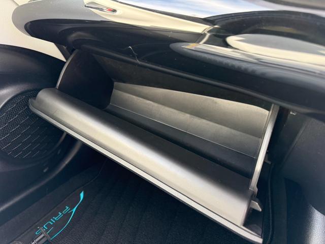 プリウス Ａ　保証１年　走行４．９万ｋ　ディーラー点検車　９インチＳＤナビ　Ｂｌｕｅｔｏｏｔｈ　ＴＶ　バックカメラ　ＥＴＣ　業者内装クリーニング　リチウムイオンＨＶ　ブリヂストン夏タイヤ　ドラレコ　関東仕入サビ無し（41枚目）