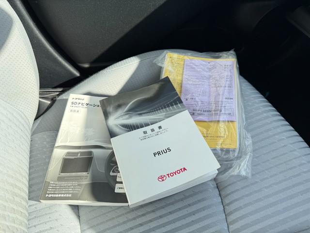 プリウス Ａ　保証１年　走行４．９万ｋ　ディーラー点検車　９インチＳＤナビ　Ｂｌｕｅｔｏｏｔｈ　ＴＶ　バックカメラ　ＥＴＣ　業者内装クリーニング　リチウムイオンＨＶ　ブリヂストン夏タイヤ　ドラレコ　関東仕入サビ無し（42枚目）