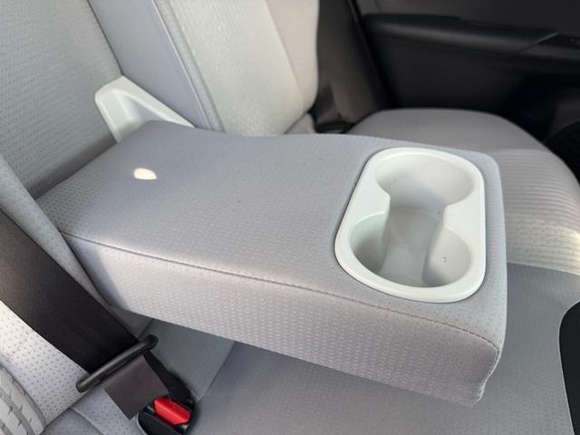 プリウス Ａ　保証１年　走行４．９万ｋ　ディーラー点検車　９インチＳＤナビ　Ｂｌｕｅｔｏｏｔｈ　ＴＶ　バックカメラ　ＥＴＣ　業者内装クリーニング　リチウムイオンＨＶ　ブリヂストン夏タイヤ　ドラレコ　関東仕入サビ無し（50枚目）