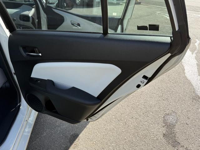 プリウス Ａ　保証１年　走行４．９万ｋ　ディーラー点検車　９インチＳＤナビ　Ｂｌｕｅｔｏｏｔｈ　ＴＶ　バックカメラ　ＥＴＣ　業者内装クリーニング　リチウムイオンＨＶ　ブリヂストン夏タイヤ　ドラレコ　関東仕入サビ無し（52枚目）