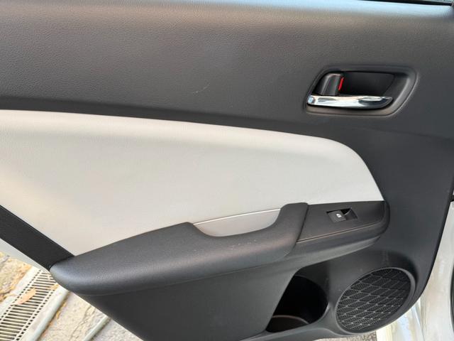プリウス Ａ　保証１年　走行４．９万ｋ　ディーラー点検車　９インチＳＤナビ　Ｂｌｕｅｔｏｏｔｈ　ＴＶ　バックカメラ　ＥＴＣ　業者内装クリーニング　リチウムイオンＨＶ　ブリヂストン夏タイヤ　ドラレコ　関東仕入サビ無し（54枚目）