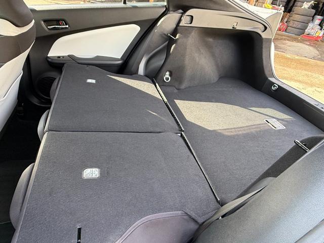 プリウス Ａ　保証１年　走行４．９万ｋ　ディーラー点検車　９インチＳＤナビ　Ｂｌｕｅｔｏｏｔｈ　ＴＶ　バックカメラ　ＥＴＣ　業者内装クリーニング　リチウムイオンＨＶ　ブリヂストン夏タイヤ　ドラレコ　関東仕入サビ無し（58枚目）