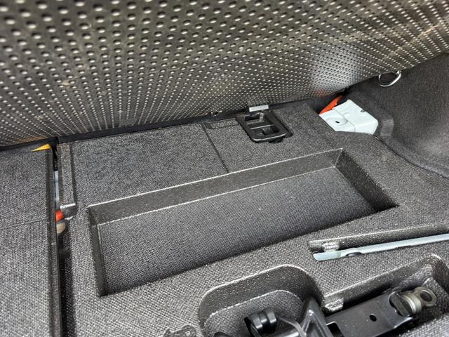 プリウス Ａ　保証１年　走行４．９万ｋ　ディーラー点検車　９インチＳＤナビ　Ｂｌｕｅｔｏｏｔｈ　ＴＶ　バックカメラ　ＥＴＣ　業者内装クリーニング　リチウムイオンＨＶ　ブリヂストン夏タイヤ　ドラレコ　関東仕入サビ無し（59枚目）