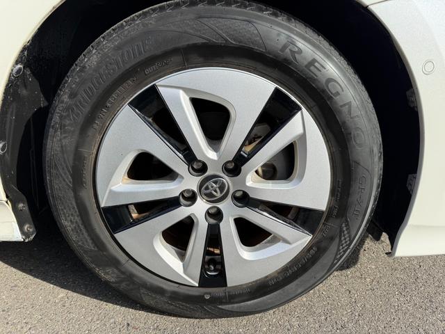 プリウス Ａ　保証１年　走行４．９万ｋ　ディーラー点検車　９インチＳＤナビ　Ｂｌｕｅｔｏｏｔｈ　ＴＶ　バックカメラ　ＥＴＣ　業者内装クリーニング　リチウムイオンＨＶ　ブリヂストン夏タイヤ　ドラレコ　関東仕入サビ無し（62枚目）