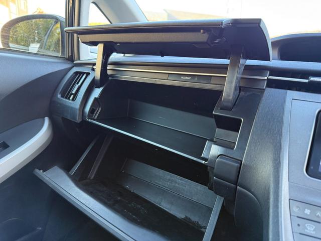 プリウス Ｇツーリングセレクションレザーパッケージ　サンルーフ　ムーンルーフ　保証１年　ディーラー点検車　ＨＤＤナビ　ＴＶ　Ｂｌｕｅｔｏｏｔｈ　ＥＴＣ　バックカメラ　九州仕入れサビ無　レーダークルーズ　ＬＥＤライト　１７インチアルミ　スマートキー２個（43枚目）