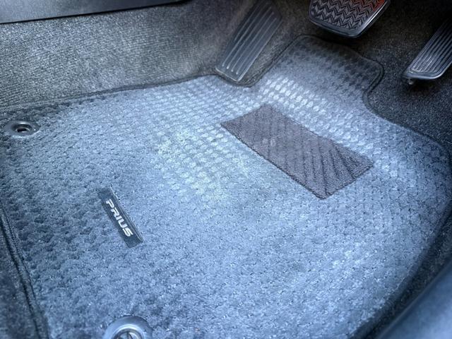 プリウス Ｇツーリングセレクションレザーパッケージ　サンルーフ　ムーンルーフ　保証１年　ディーラー点検車　ＨＤＤナビ　ＴＶ　Ｂｌｕｅｔｏｏｔｈ　ＥＴＣ　バックカメラ　九州仕入れサビ無　レーダークルーズ　ＬＥＤライト　１７インチアルミ　スマートキー２個（46枚目）