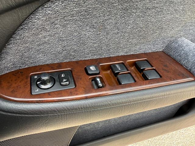 グロリア グランツーリスモアルティマスーパーハイキャス　ターボ　修復歴無し　定期点検記録簿　ＶＱ３０エンジン　ＥＴＣ　キーレス　社外ナビ　元関東登録車サビ無し　車両取説　業者内装クリーニング　スペアキー　ドラレコ　２０２２年製夏タイヤ　パワーシート（28枚目）