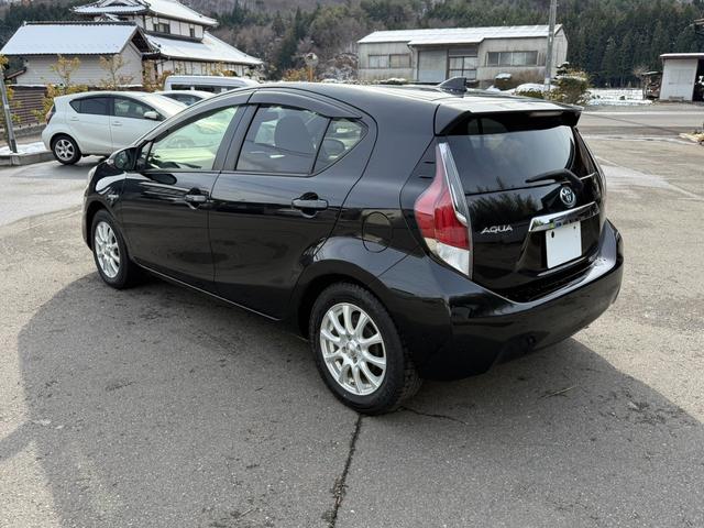 アクア Ｓスタイルブラック　保証１年　修復歴無　中期型　走行６．９万キロ　ＳＤナビ　Ｂｌｕｅｔｏｏｔｈ　フルセグＴＶ　バックカメラ　ＥＴＣ　業者内装クリーニング　衝突安全装置　シートヒーター　元関西登録車サビ無　オートハイビーム（9枚目）