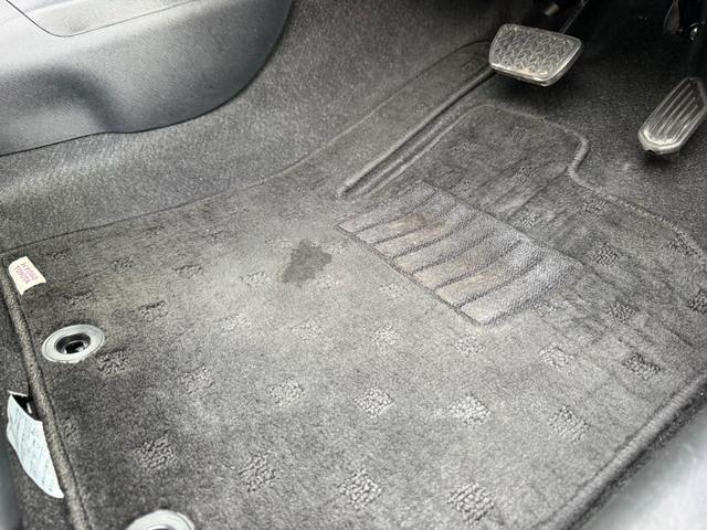 アクア Ｓスタイルブラック　保証１年　修復歴無　中期型　走行６．９万キロ　ＳＤナビ　Ｂｌｕｅｔｏｏｔｈ　フルセグＴＶ　バックカメラ　ＥＴＣ　業者内装クリーニング　衝突安全装置　シートヒーター　元関西登録車サビ無　オートハイビーム（46枚目）