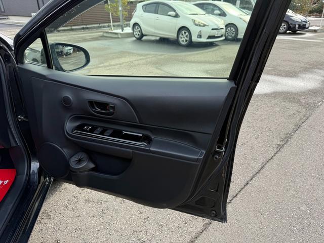 アクア Ｓスタイルブラック　保証１年　修復歴無　中期型　走行６．９万キロ　ＳＤナビ　Ｂｌｕｅｔｏｏｔｈ　フルセグＴＶ　バックカメラ　ＥＴＣ　業者内装クリーニング　衝突安全装置　シートヒーター　元関西登録車サビ無　オートハイビーム（52枚目）