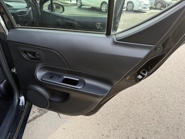 アクア Ｓスタイルブラック　保証１年　修復歴無　中期型　走行６．９万キロ　ＳＤナビ　Ｂｌｕｅｔｏｏｔｈ　フルセグＴＶ　バックカメラ　ＥＴＣ　業者内装クリーニング　衝突安全装置　シートヒーター　元関西登録車サビ無　オートハイビーム（53枚目）