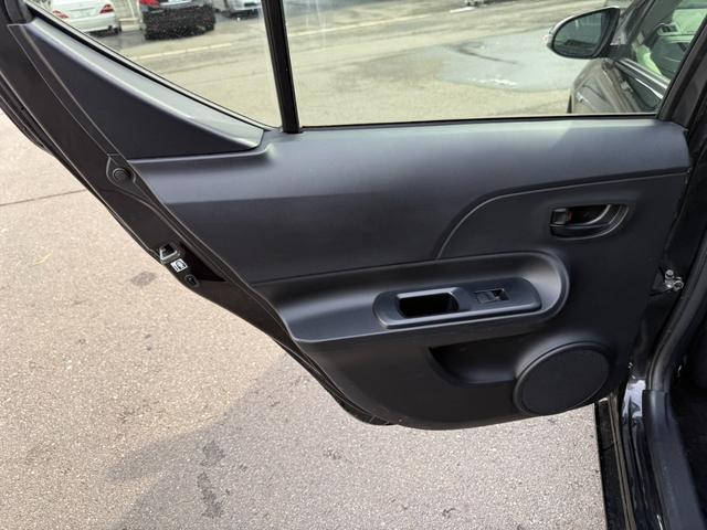 アクア Ｓスタイルブラック　保証１年　修復歴無　中期型　走行６．９万キロ　ＳＤナビ　Ｂｌｕｅｔｏｏｔｈ　フルセグＴＶ　バックカメラ　ＥＴＣ　業者内装クリーニング　衝突安全装置　シートヒーター　元関西登録車サビ無　オートハイビーム（55枚目）