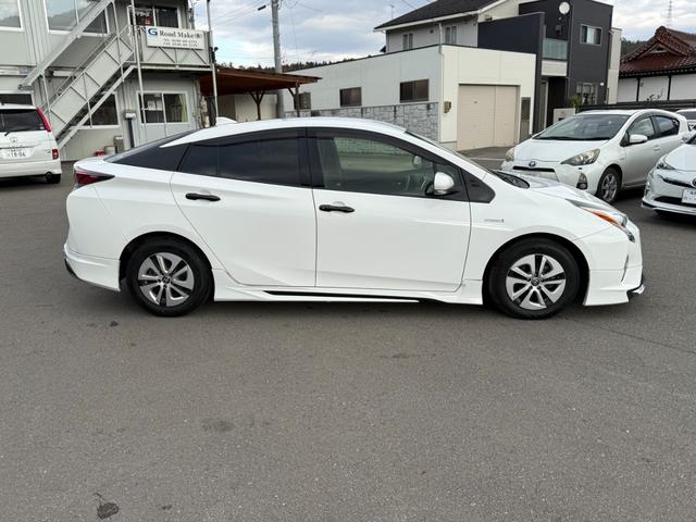 プリウス S 保証1年 修復歴無し 走行9.6万k 定期点検記録簿 SDナビ Bluetooth フルセグTV バックカメラ ETC 業者内装クリーニング フルエアロ 車両取説 スマートキー 関東仕入サビ無し(12枚目)