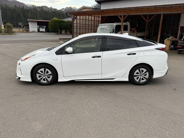 プリウス S 保証1年 修復歴無し 走行9.6万k 定期点検記録簿 SDナビ Bluetooth フルセグTV バックカメラ ETC 業者内装クリーニング フルエアロ 車両取説 スマートキー 関東仕入サビ無し(14枚目)