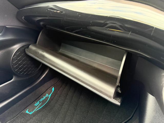 プリウス S 保証1年 修復歴無し 走行9.6万k 定期点検記録簿 SDナビ Bluetooth フルセグTV バックカメラ ETC 業者内装クリーニング フルエアロ 車両取説 スマートキー 関東仕入サビ無し(38枚目)