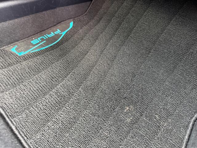 プリウス S 保証1年 修復歴無し 走行9.6万k 定期点検記録簿 SDナビ Bluetooth フルセグTV バックカメラ ETC 業者内装クリーニング フルエアロ 車両取説 スマートキー 関東仕入サビ無し(42枚目)