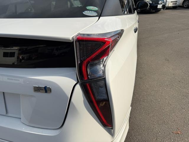 プリウス S 保証1年 修復歴無し 走行9.6万k 定期点検記録簿 SDナビ Bluetooth フルセグTV バックカメラ ETC 業者内装クリーニング フルエアロ 車両取説 スマートキー 関東仕入サビ無し(65枚目)