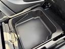 助手席下にも収納があります。